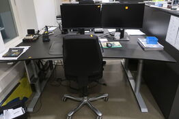 El. hæve/sænke skrivebord med indhold samt kontorstol 