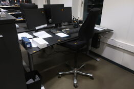 El. hæve/sænke skrivebord med indhold samt kontorstol 