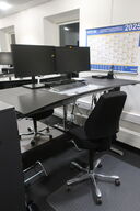 El. hæve/sænke skrivebord med indhold samt kontorstol 