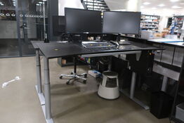 El. hæve/sænke skrivebord med indhold 