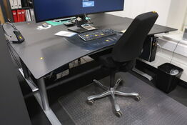 El. hæve/sænke skrivebord, kontorstol, reoler, headset samt tastatur og mus