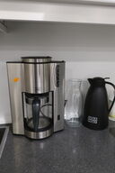Kaffemaskine samt service i køkken 