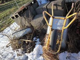 2 stk. trillebøre, betonblokke, div. Varelager m.m.