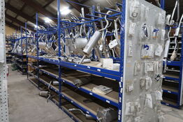 Reol til udstødninger uden indhold