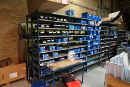 4 fag lagerreoler med div. Reservedele samt plastikkasser