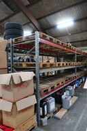 2 fag lagerreoler med indhold