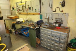 Arbejdsbord, reol samt værktøj