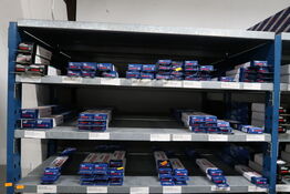 1 fag lagerreoler med Div. Vinduesviskere BOSCH