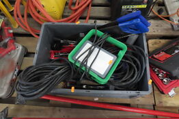 Kasse med diverse væktøj samt arbejdslampe