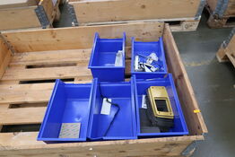 2 stk. paller med varelager/reseverdele