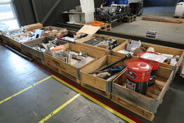 11 stk. paller med varelager og reservedele