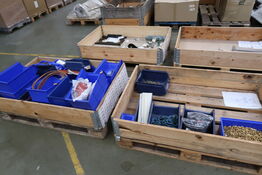 2 stk. paller med varelager/reseverdele