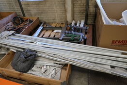 Paller med div. Beslag, jern, reservedele, varelager m.m.