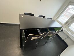 Højt mødebord med seks Holmris Flexform stole