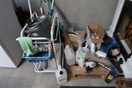 Rengøringsvogn med div. Rengøringsartikler