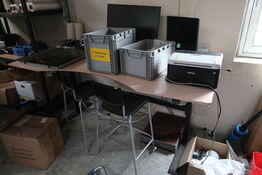 El. hæve/sænke skrivebord, 2 stk. barstole, printer BROTHER,