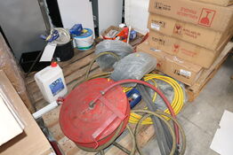 Paller med div. Værktøj, skruer m.m.