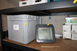 Arbejdslampe samt kasse med ladere MAKITA