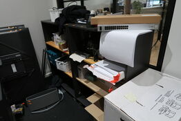 2 stk. reoler med div. Elektronik m.m.