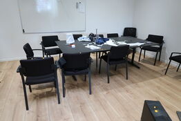 Mødebord med 11 stk. mødestole