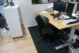 El. hæve/sænke skrivebord uden indhold med kontorstol og reol