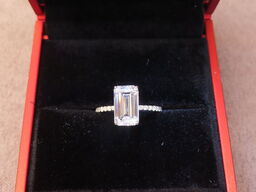 14 kt. Guldring med 3.00 ct. Emeraldtsleben Diamant