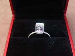 14 kt. Hvidguldring med 2.95 ct. Emeraldsleben Diamant