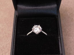 14 kt. Hvidguldring med 1.85 ct. Emeraldsleben Diamant