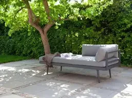 Loungesofa med hynde og puder i farven grå