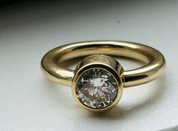 Solitairering af 14 kt. guld med smaragdslebet laboratorieskabt diamant