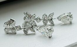 Et par øreringe af 14 kt. guld hver med fire dråbe facetslebne diamanter