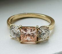 Ring af 14 kt. guld med princess cut laboratoriedyrket Fancy Vivid Pink