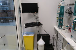 Computerskærm ASUS, computer LENOVO ThinkStation, tastatur og mus