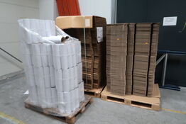 3 stk. paller med papkasser og paprør