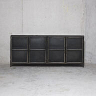 Nyt DOOM Industriel skaænk i jern og glas