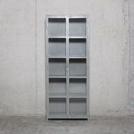 Nyt Vitrineskab RAW olivegreen