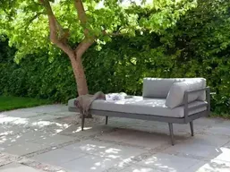 Loungesofa med hynde og puder i farven grå