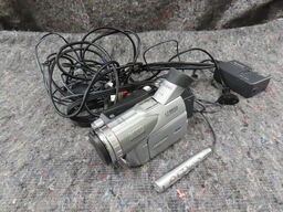 Videokamera med tilbehør - PANASONIC NV-GS70 (MOMSFRI)