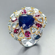 Eksklusivt håndfremstillet unika ring af rhodineret sterlingsølv prydet med stor ca. 6 ct. oval slebet dyb blå safir