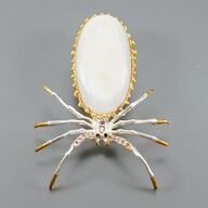 Unika broche, i form af en edderkop af guld og hvidguldbelagt sterlingsølv prydet med stor ca. 48 ct. oval cabochon
