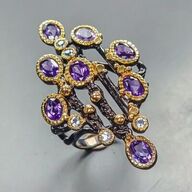 Ring af guldbelagt og sort rhodineret sterlingsølv prydet med talrige ametyster og mindre topase