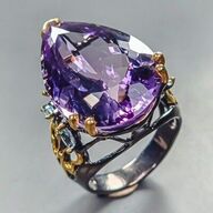 Eksklusivt håndfremstillet unika ametystring af gulbelagt og sort rhodineret sterlingsølv