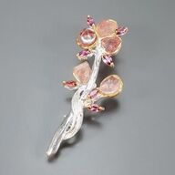 Unika broche, af guld og hvidguldbelagt sterlingsølv i form af gren prydet med talrige pink turmaliner