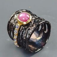 ksklusivt håndfremstillet unika rubin ring af sort guld belagt og rhodineret sterlingsølv