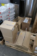 Tallerkner, flasker samt glas 