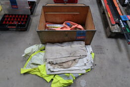 Transportkasse med indhold 