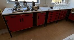 3 Stk. Arbejdsborde med skabe og skuffer