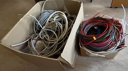 Strømforsyningsenhed, kabler og ledninger.