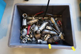 Kasse med div. Fittings