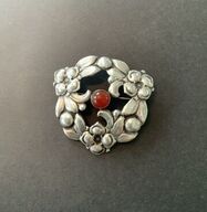 Sølvbroche med argat sten